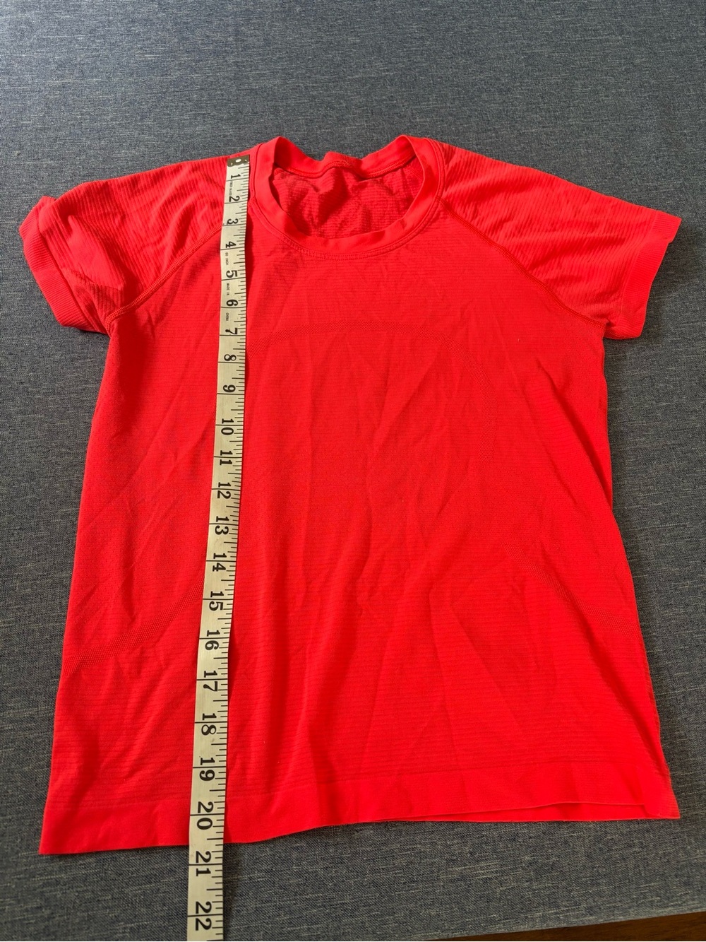 lululemon athletica Short Sleeve Tee in Bright Red race length size 6